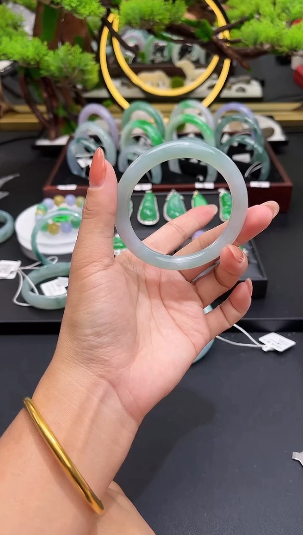 未镶嵌手镯翡翠手镯