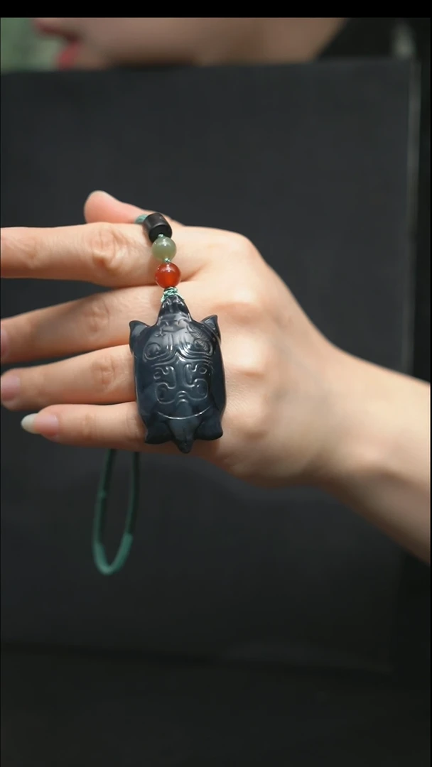 颈饰未镶嵌和田玉丽****?富甲