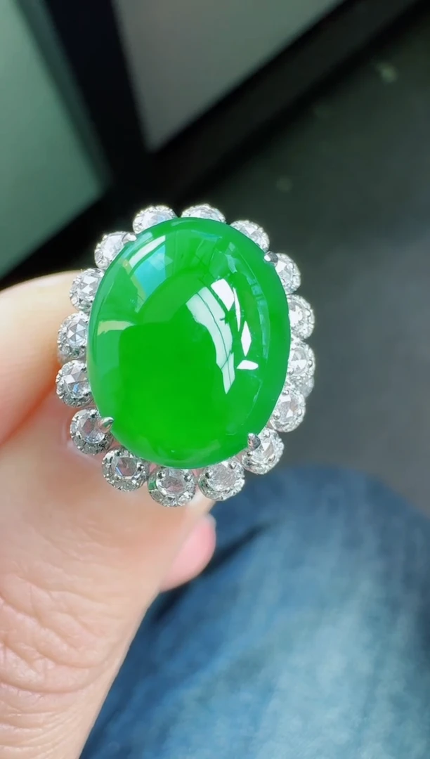 18K金镶嵌戒指翡翠寄售回流，24小时鉴赏期