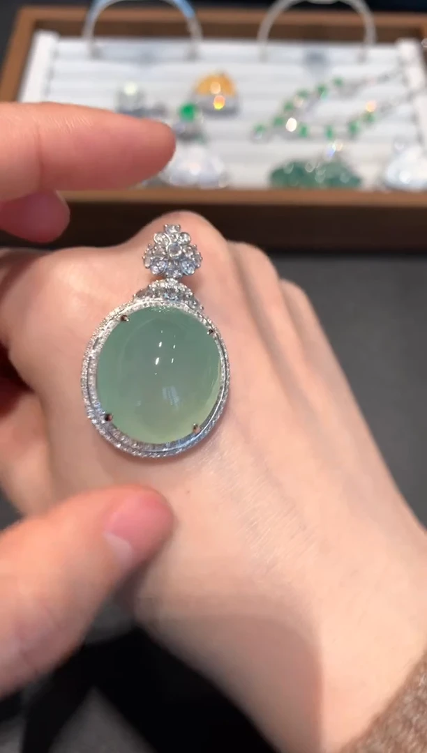 【闪购商品】翡翠吊坠(不含链)18K金镶嵌18800