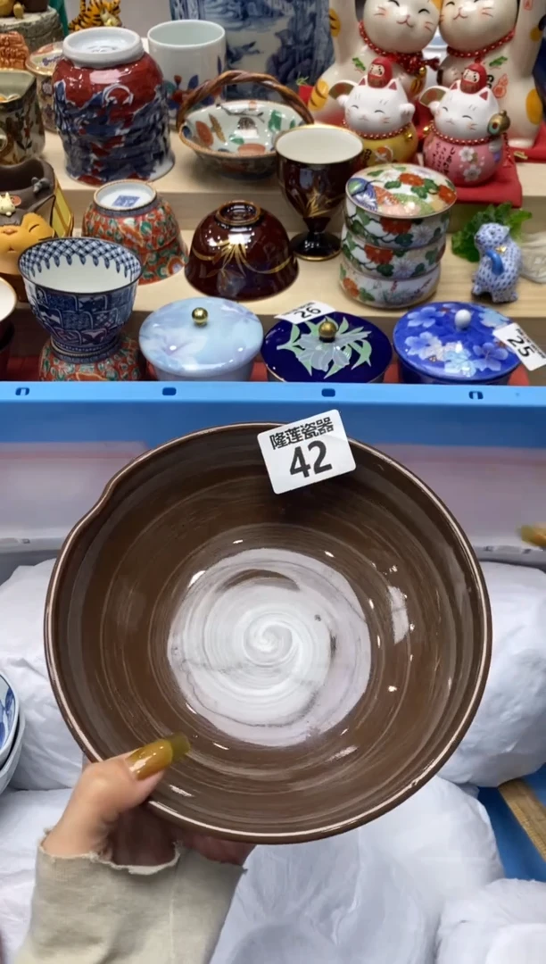 瓷片上****华隆莲瓷器欢迎大家