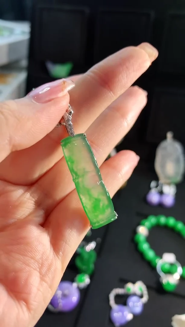 【闪购商品】翡翠吊坠(不含链)18K金镶嵌吊坠