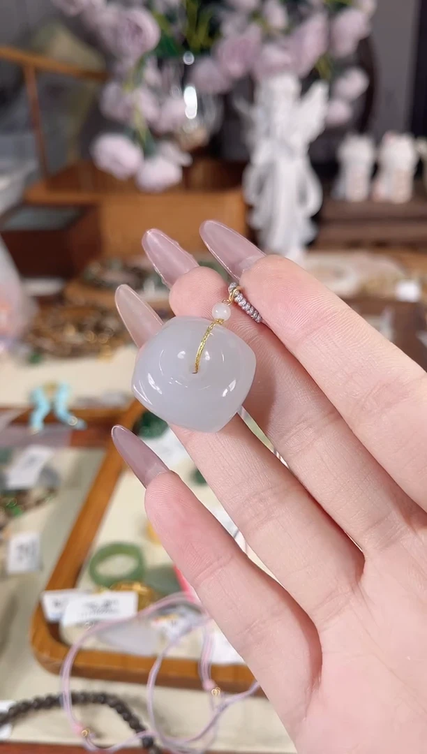 吊坠(不含链)18K金镶嵌和田玉多样性发其一孤品默认微瑕