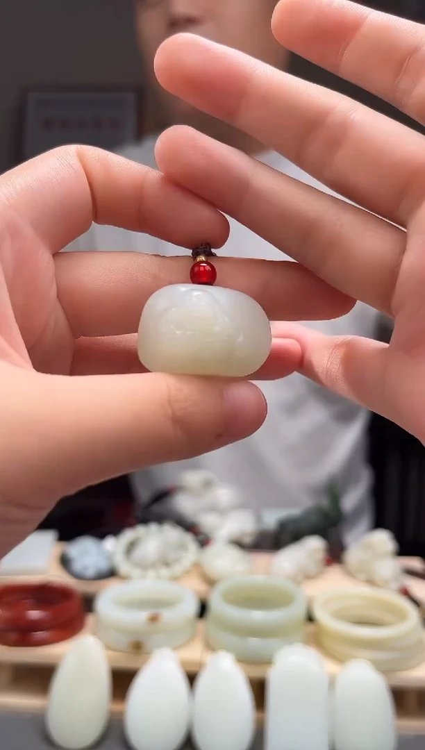 颈饰未镶嵌和田玉吊坠