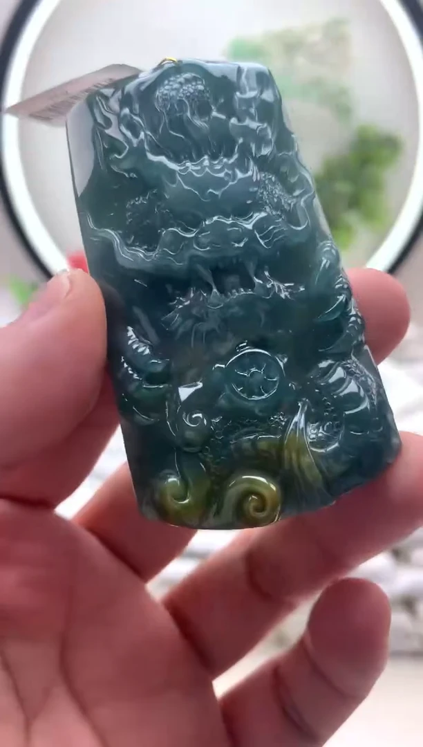 颈饰未镶嵌翡翠龙牌