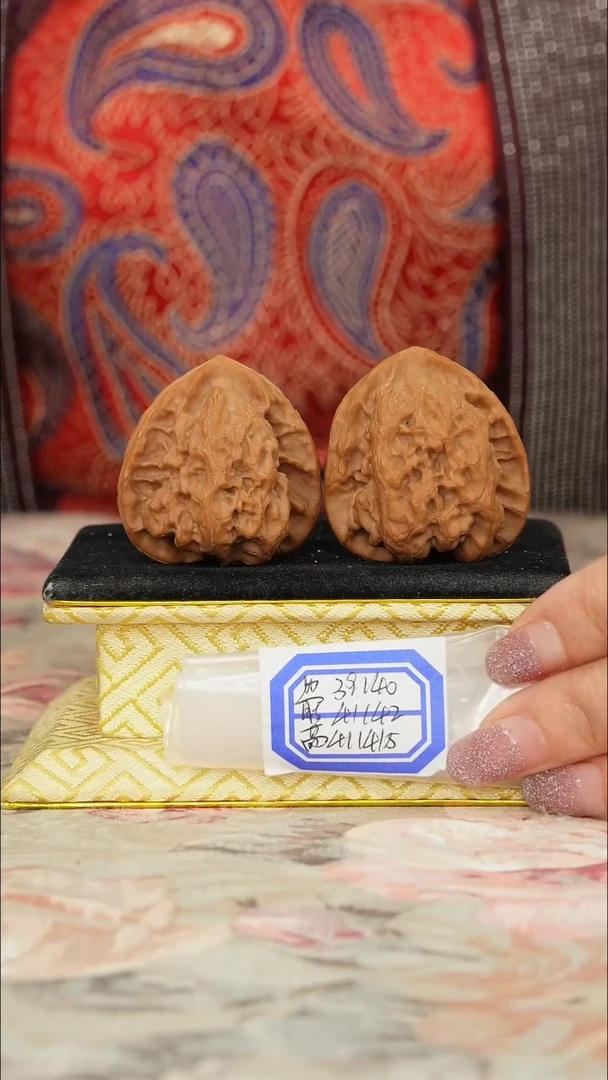 【闪购商品】文玩核桃把件梨木台