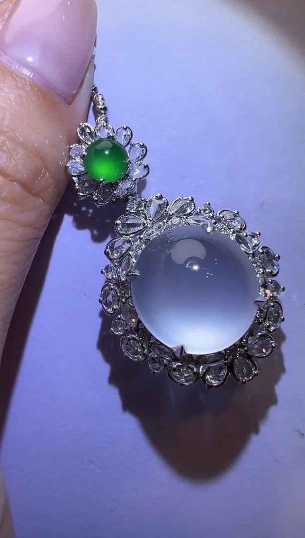 颈饰18K金镶嵌翡翠冰蛋面