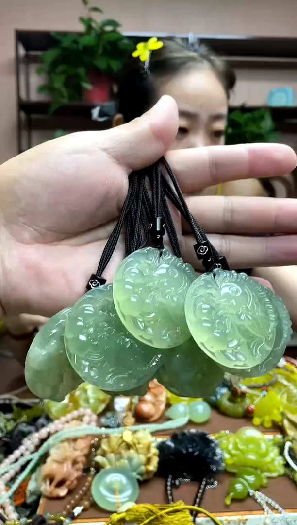 未镶嵌岫玉吊坠多样性发货发其中之一