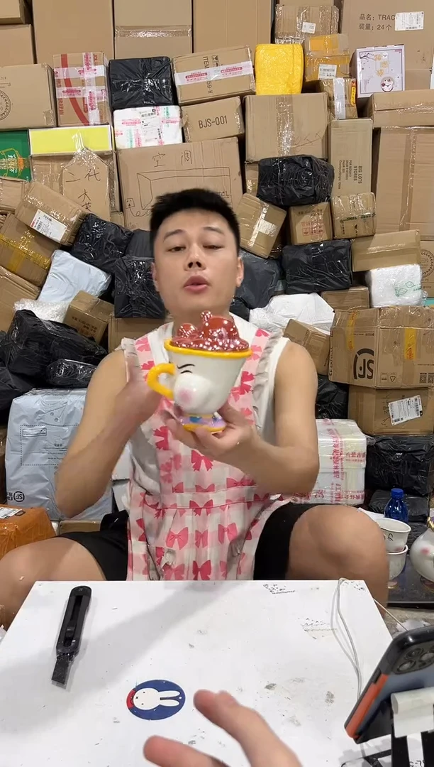 瓷片嘟嘴阿奇带盖杯