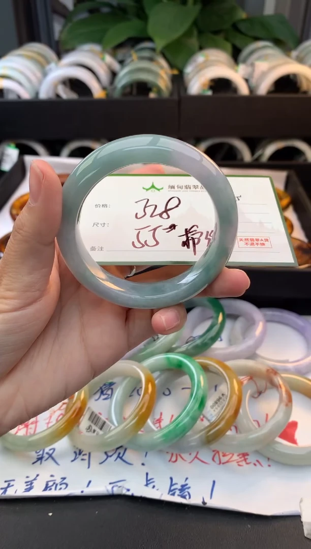未镶嵌定制翡翠毛货需精细抛光+多人