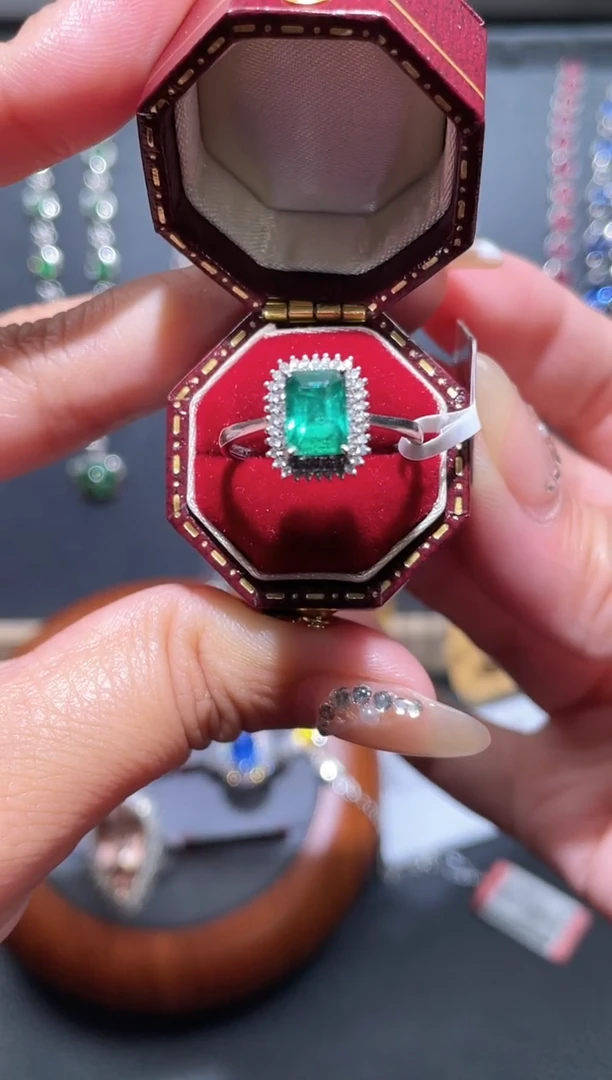 【闪购商品】祖母绿戒指18K金镶嵌祖母绿戒指