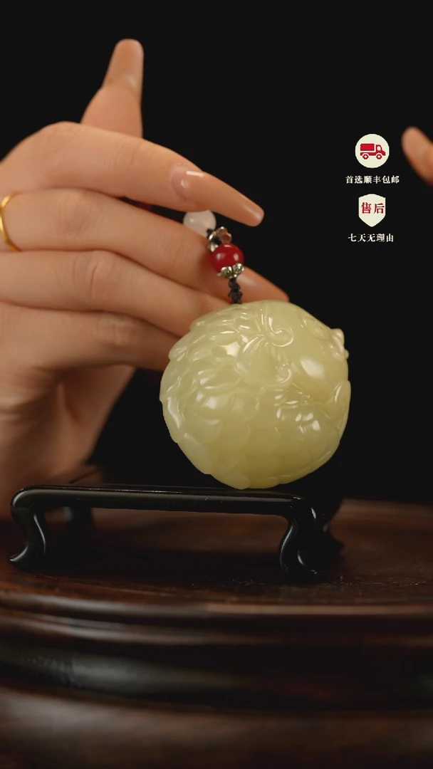 云南石竹叶青雕刻：年年有余手把件挂件