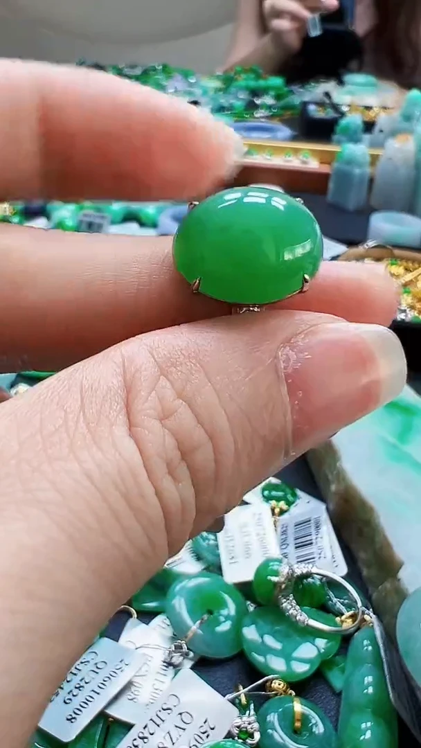 颈饰18K金镶嵌翡翠戒指