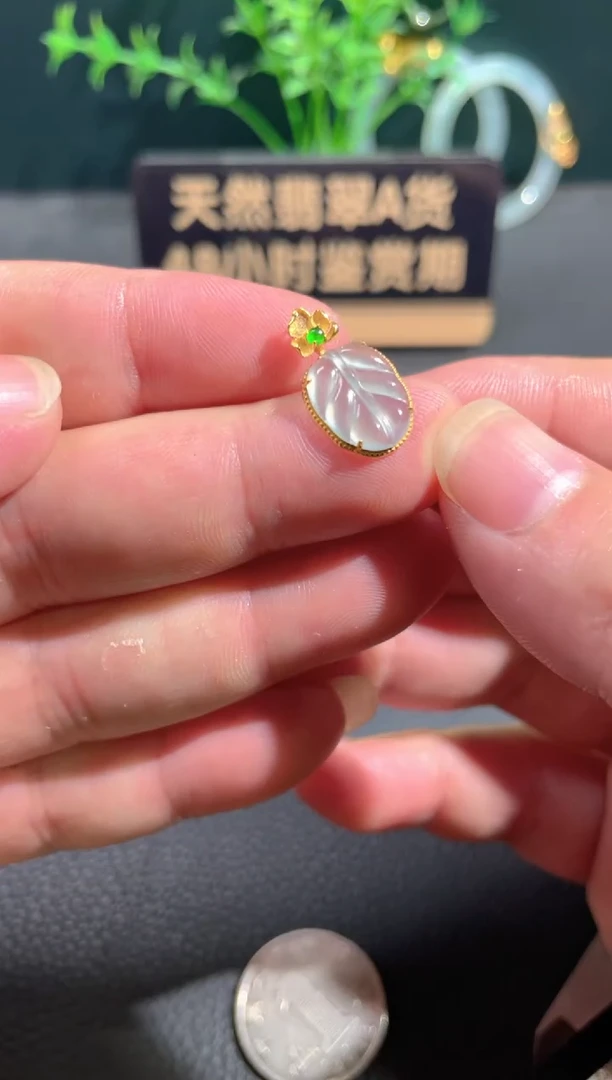 翡翠18K金镶嵌颈饰翡翠