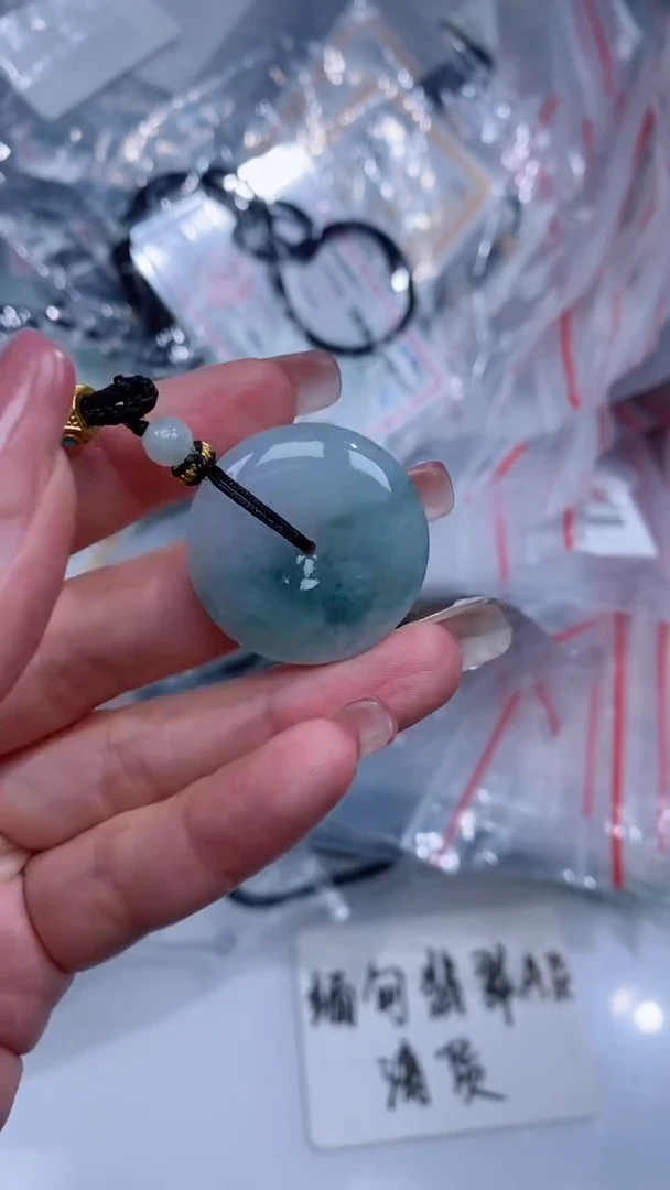 翡翠未镶嵌颈饰吊坠