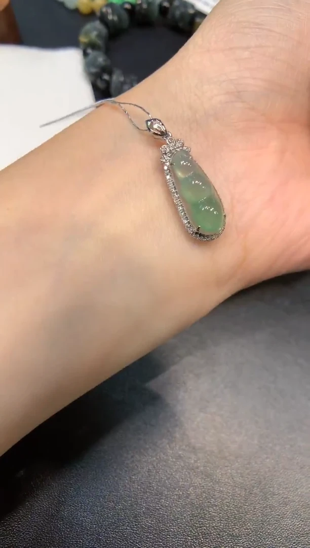 颈饰18K金镶嵌翡翠福豆