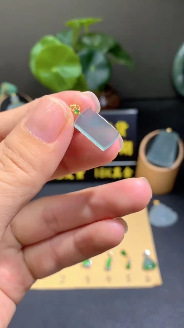 颈饰18K金镶嵌翡翠翡翠A货
