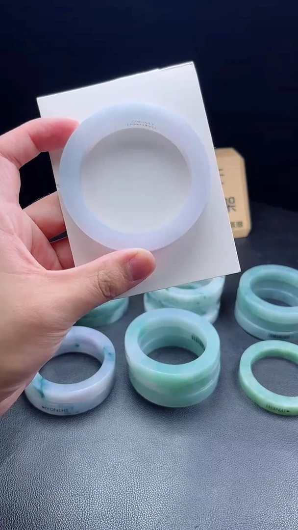 未镶嵌手镯定制翡翠蕙**心定制