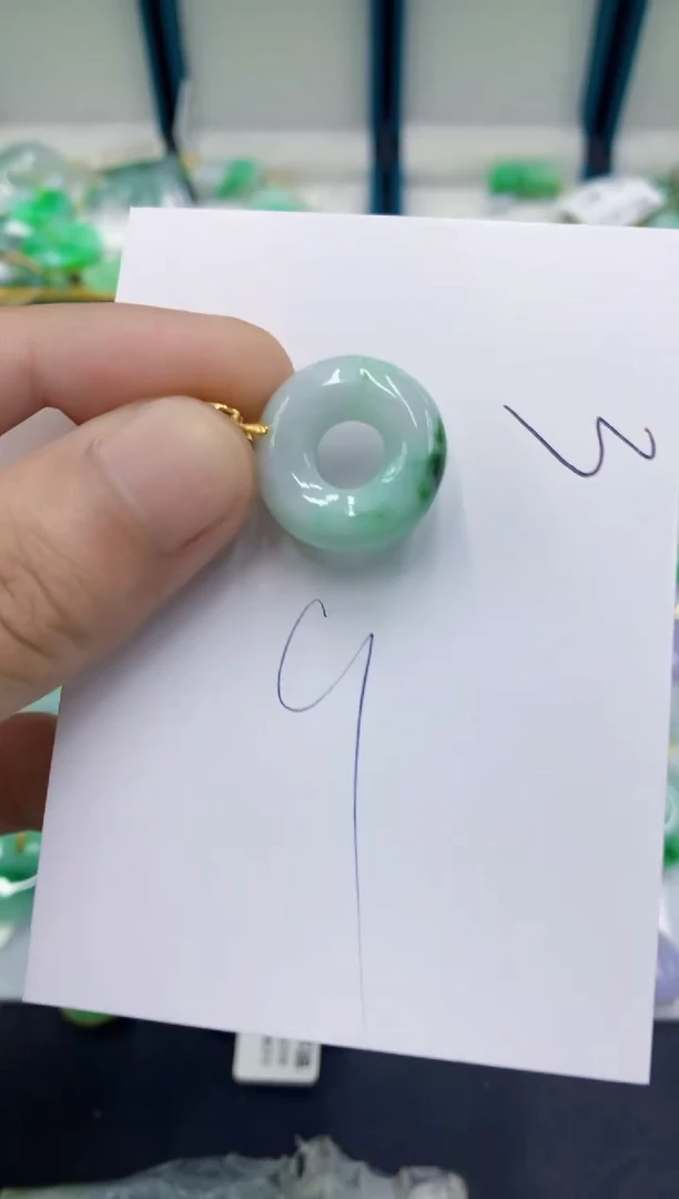 翡翠挂件未镶嵌翡翠
