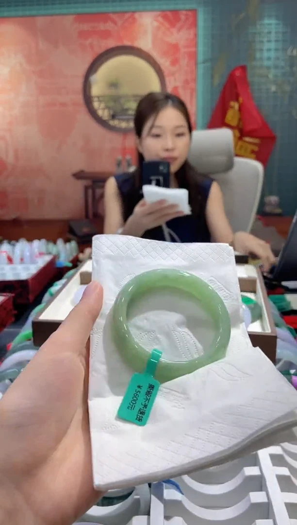 翡翠手镯未镶嵌多人23713