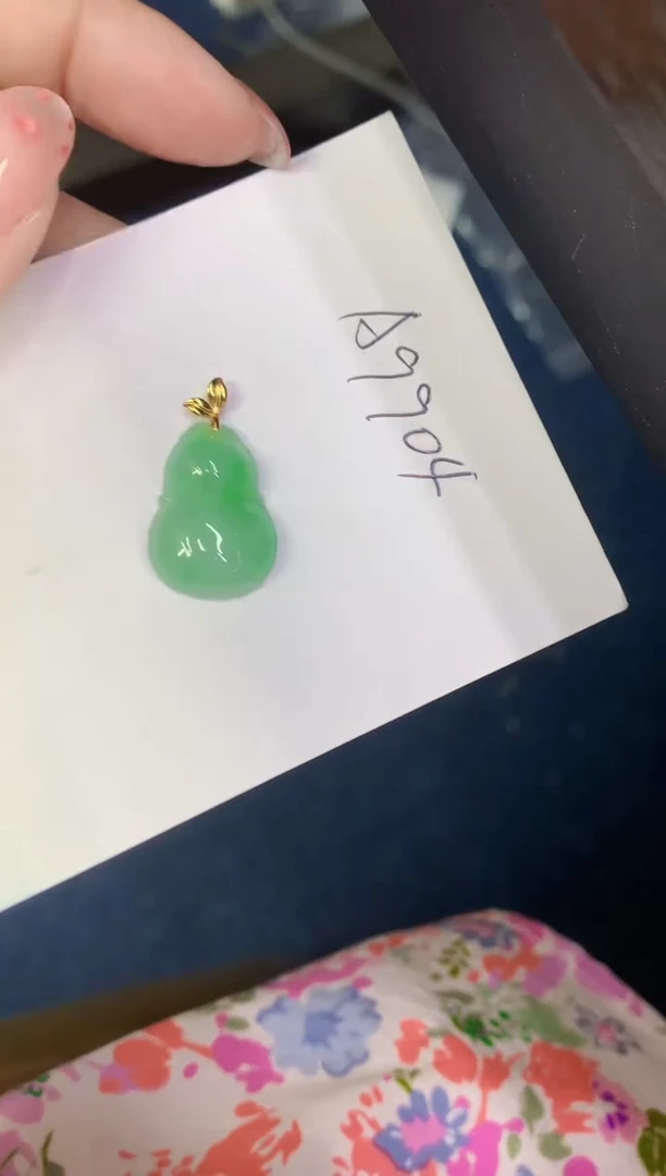 翡翠18K金镶嵌颈饰缅甸天然翡翠A货
