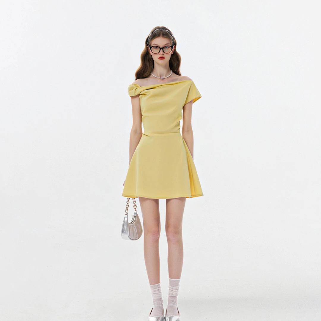 AHMI 法式斜肩设计感黄色连衣裙女装夏季新款时尚气质掐腰a字短裙