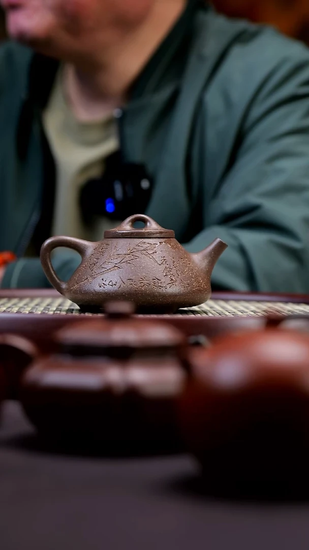 茶壶紫砂与***起紫砂茶壶（子冶石瓢）