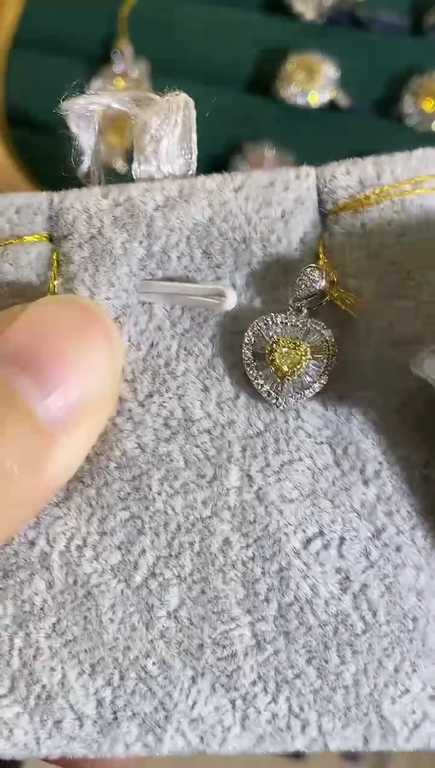 18K金镶嵌吊坠钻石吊坠