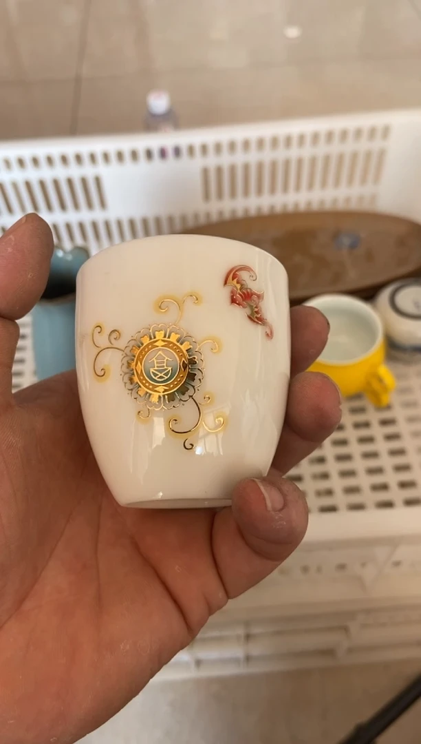 摄影的产品有使用过的痕迹有点脏介意勿拍