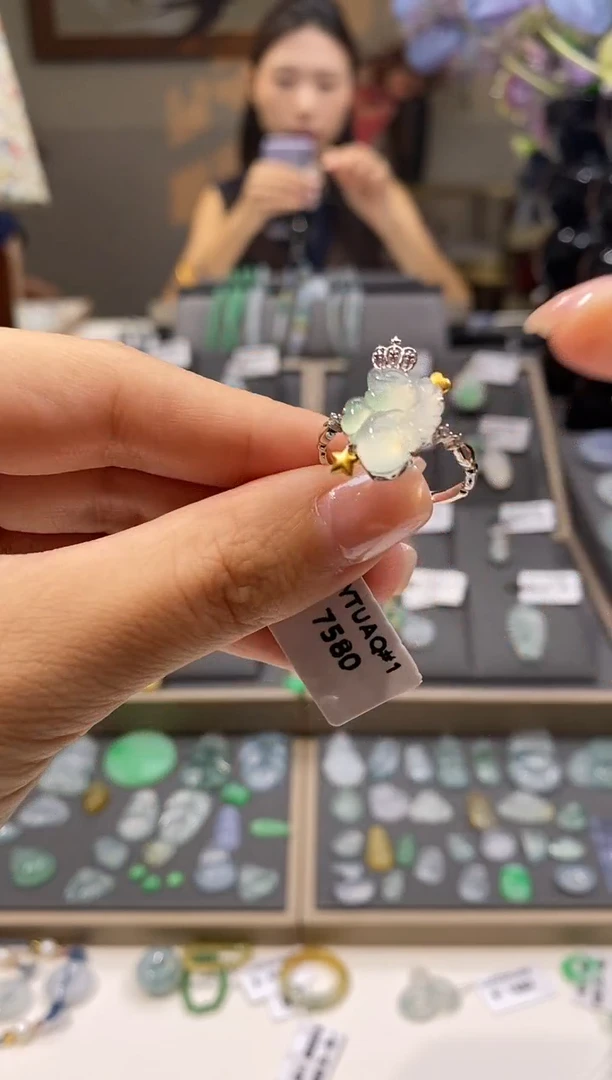 18K金镶嵌戒指翡翠戒指