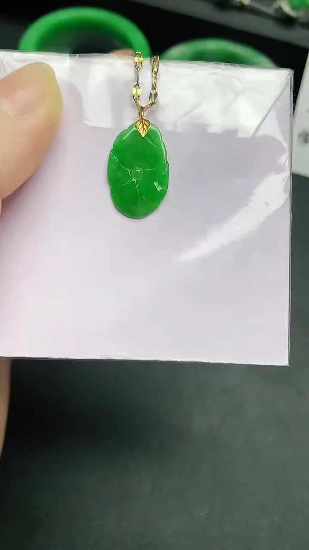 颈饰18K金镶嵌翡翠赠礼盒证书