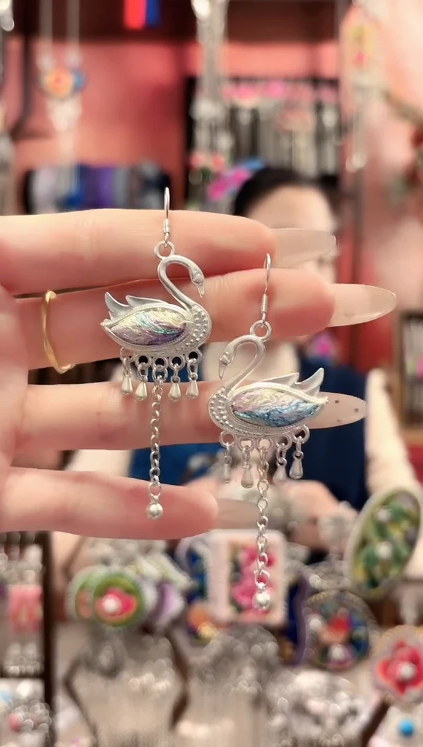 织绣云织谣民族风精美饰品   370