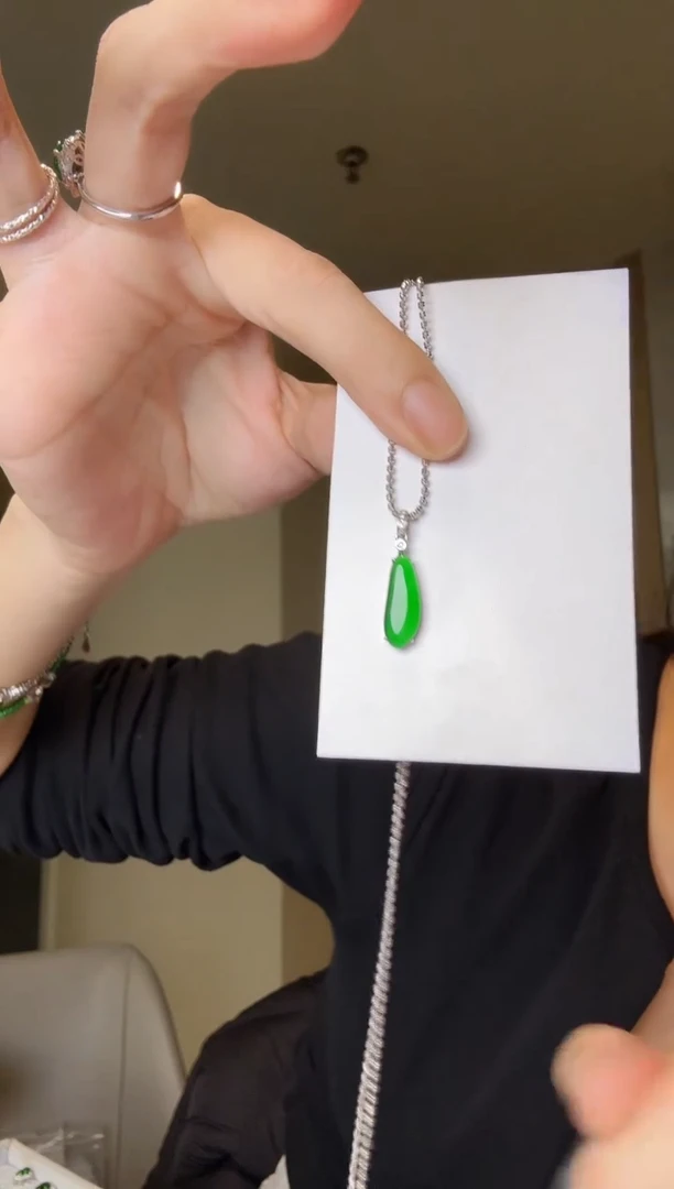 【闪购商品】翡翠吊坠(不含链)18K金镶嵌天然翡翠吊坠