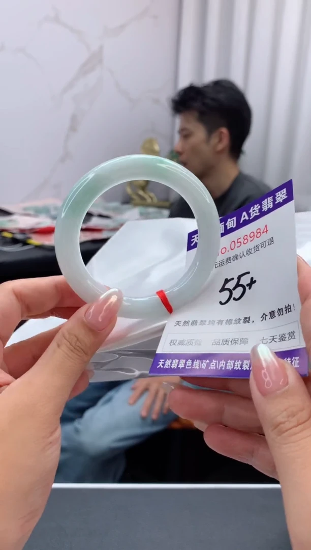 翡翠手镯未镶嵌有纹，完美者勿拍