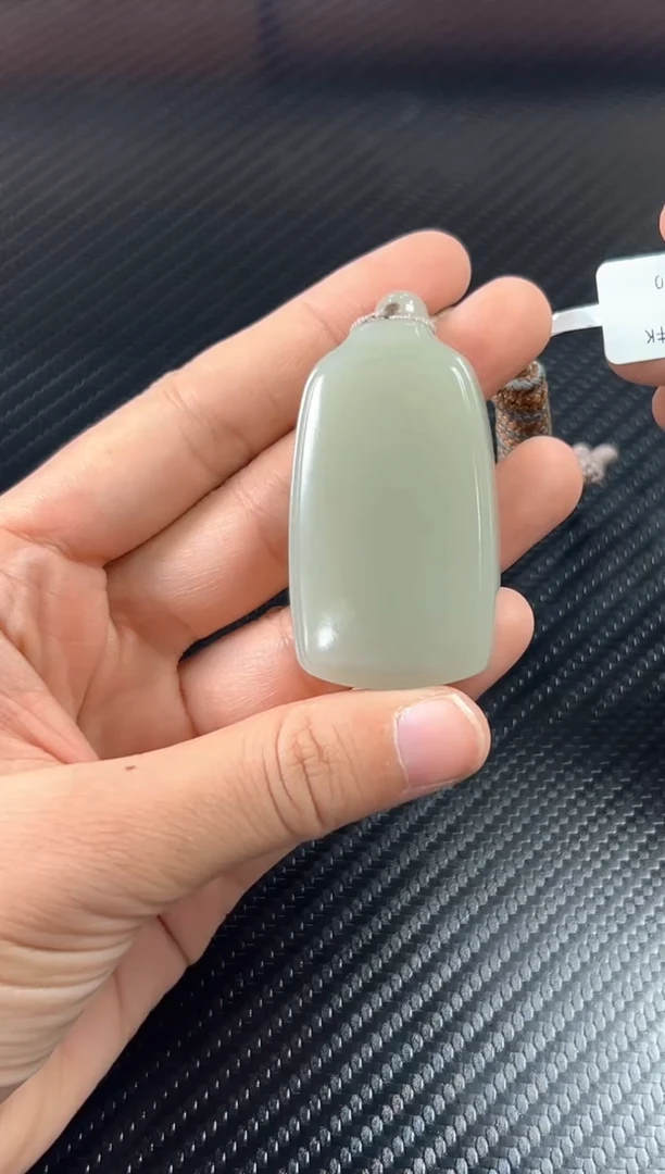 吊坠(赠链)未镶嵌和田玉且末微色差近矿 k