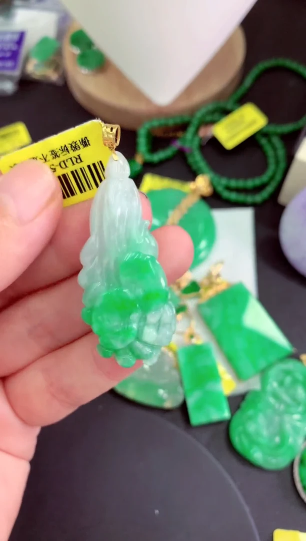 颈饰18K金镶嵌翡翠挂件