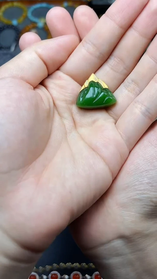 颈饰18K金镶嵌和田玉金山 06