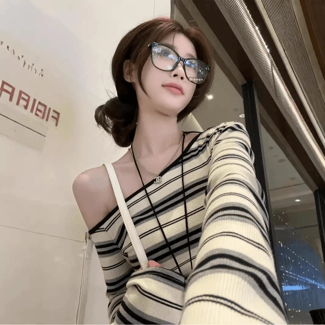 韩系小众撞色条纹短款T恤常规设计感长袖显瘦辣妹风斜肩新款