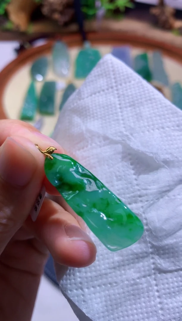 翡翠未镶嵌颈饰