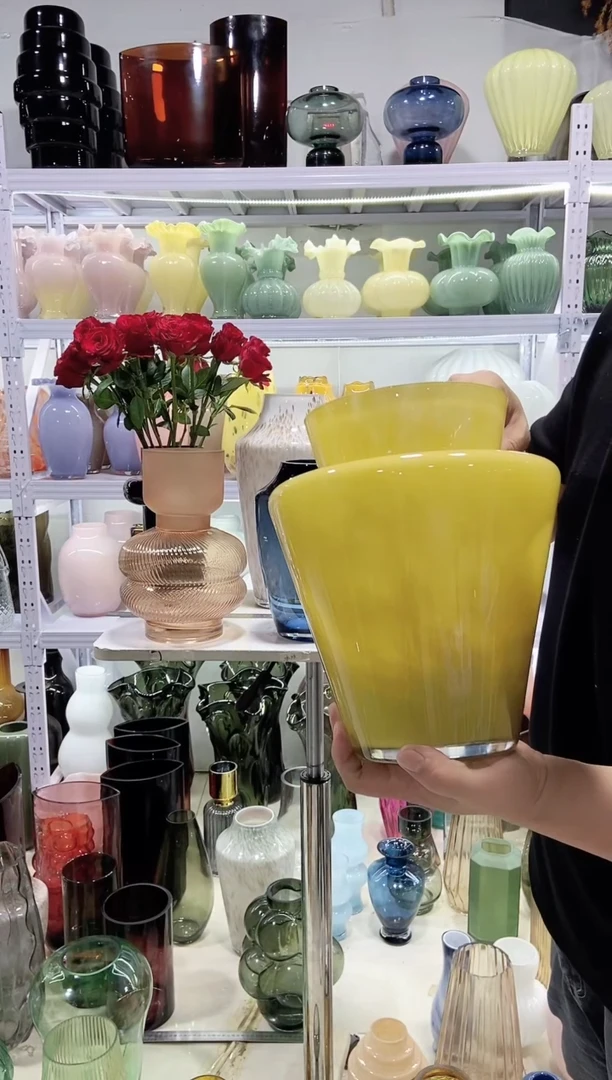 黄色大口花瓶..........