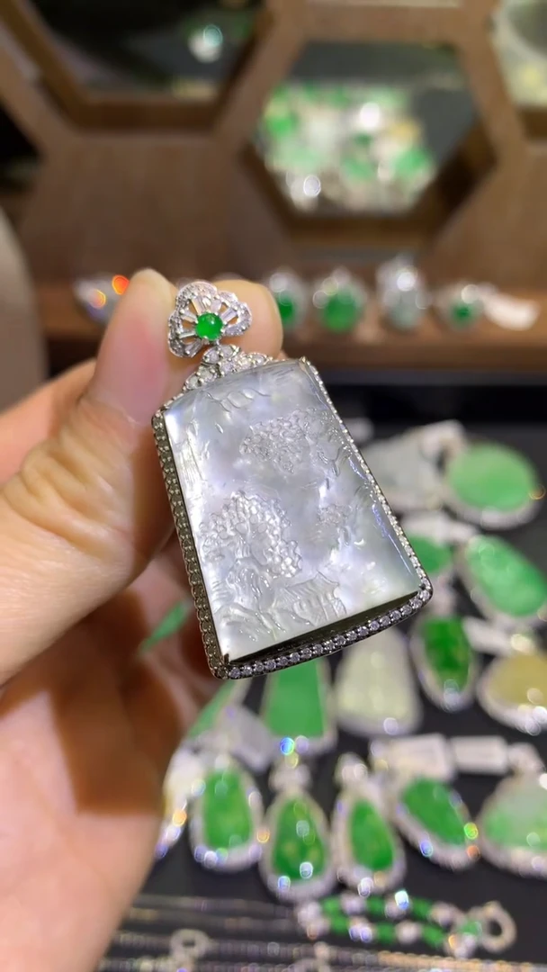 【闪购商品】翡翠吊坠(不含链)18K金镶嵌吊坠