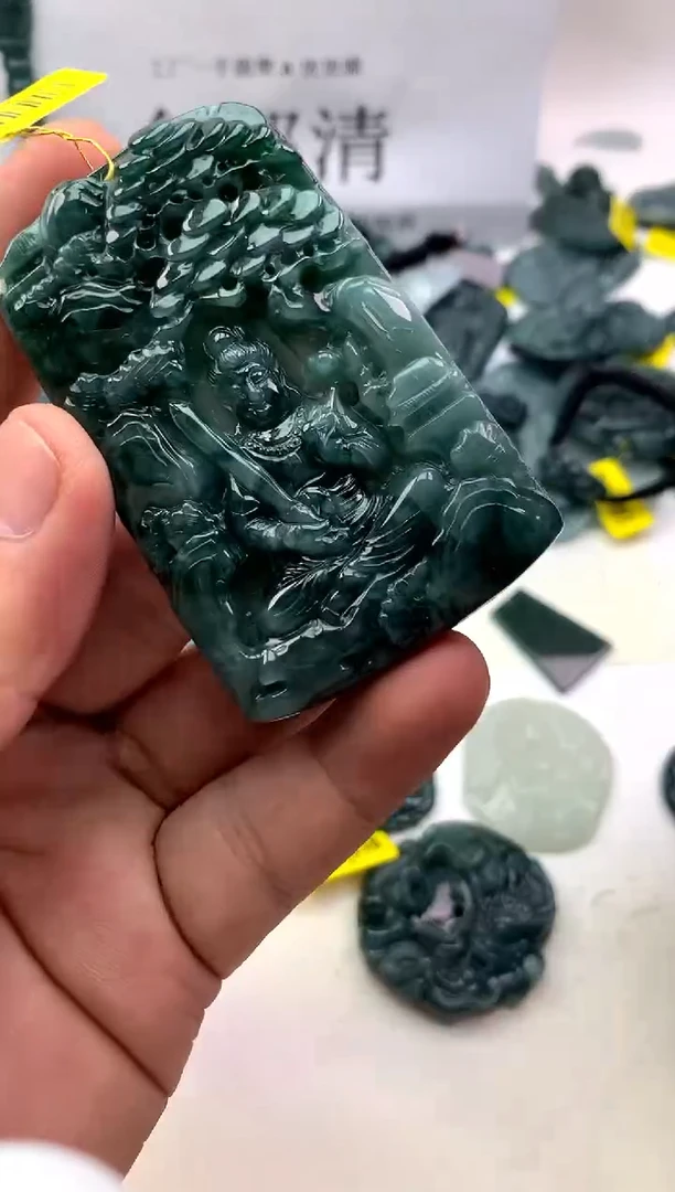 翡翠未镶嵌颈饰虚空藏