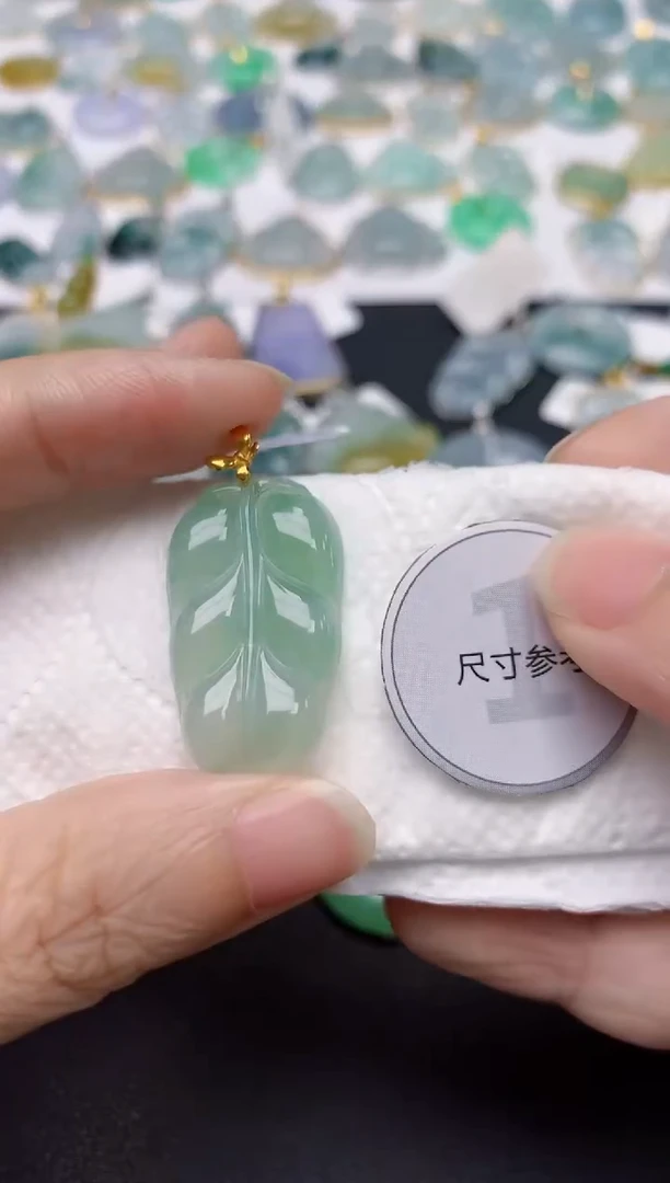 翡翠18K金镶嵌颈饰天然缅甸A货翡翠