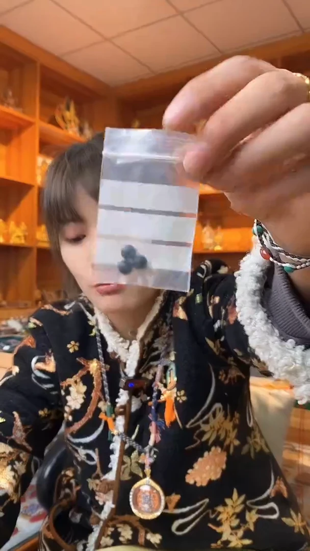 【闪购商品】泥塑黑C-与实物略有差异介意者慎拍