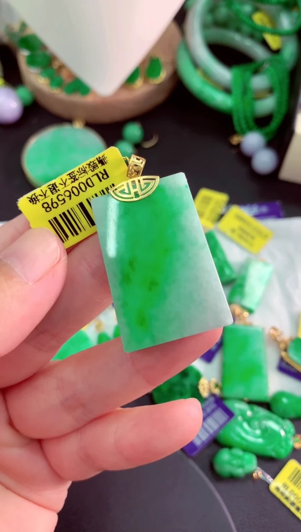 颈饰18K金镶嵌翡翠挂件