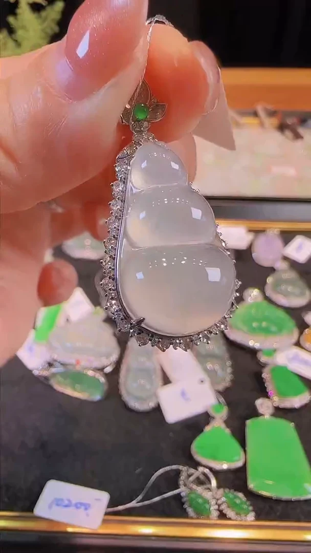 【闪购商品】翡翠吊坠(不含链)18K金镶嵌天然缅甸A货翡翠高冰福豆