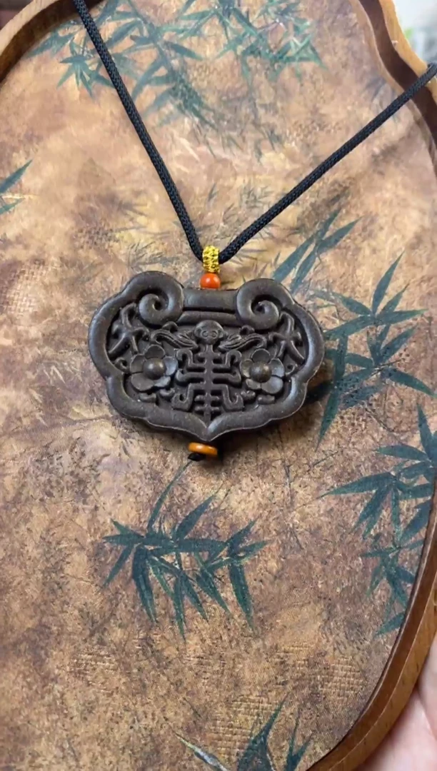 泥塑春霄百媚合香牌-如意锁