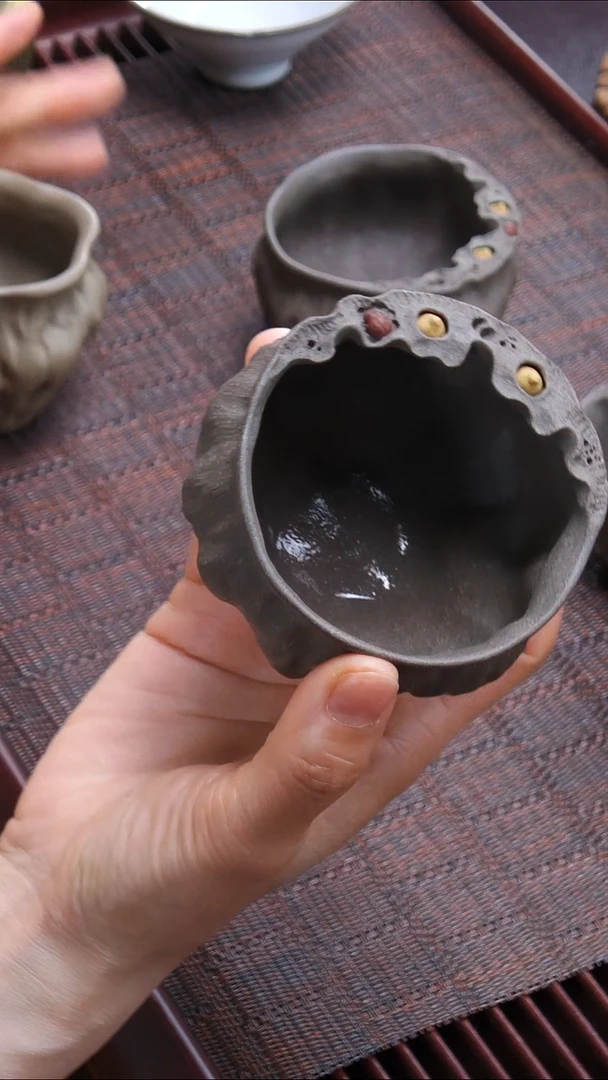 【闪购商品】张月蟹壳青《手捧杯》