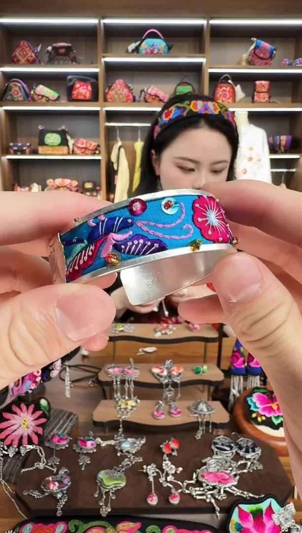 【闪购商品】织绣72蒙阿苏苗绣传承