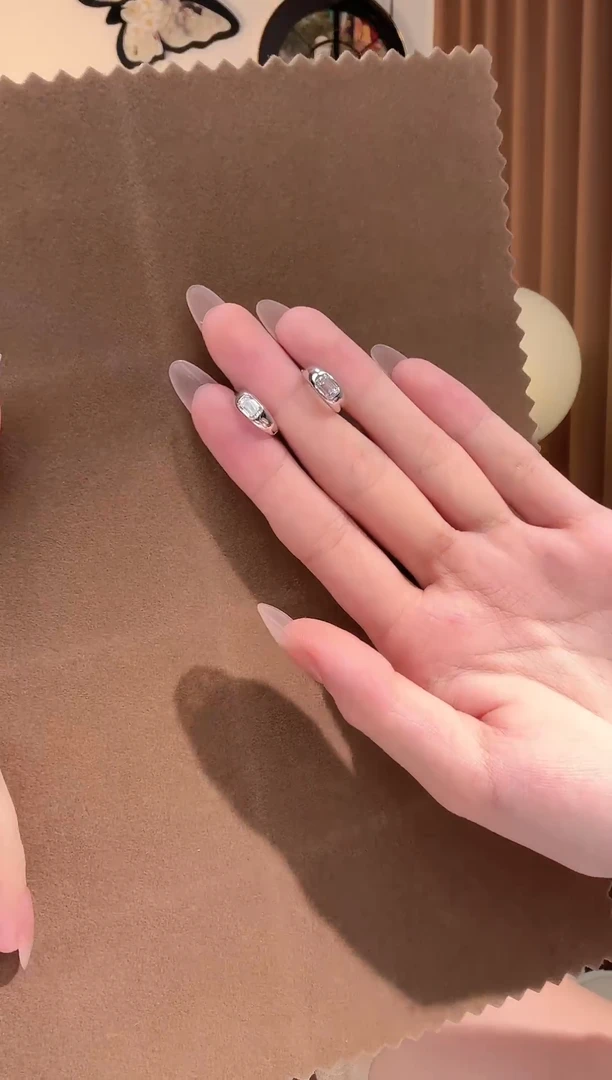 18K金镶嵌耳饰实验室培育钻石祖.母绿包镶耳圈 单颗50分 k白